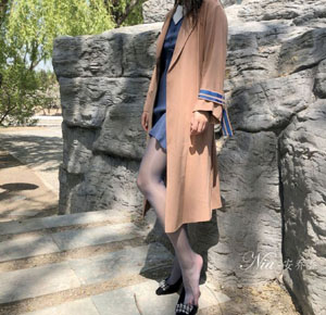 厨房娇妻被朋友胯下挺进视频
