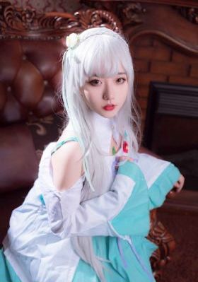 不系纽扣的女孩
