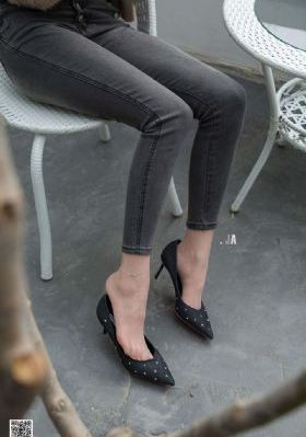 美女扒开粉嫩的尿囗给男生桶小说