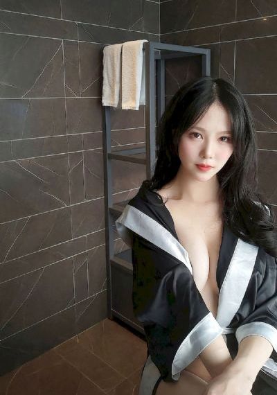 沙滩上的夏娃
